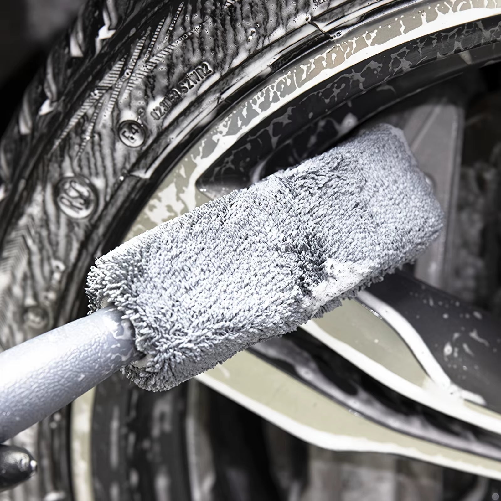 Microfiber Tire Brush for Efficient Wheel Hub and Rim Cleaning - Ideal for Automotive Maintenance and Detailing